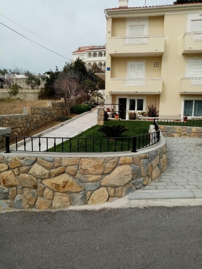 Apartments With A Parking Space Rab - 12383 Banjol Exteriör bild